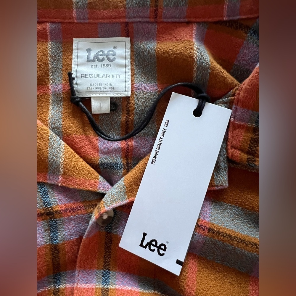 LEE JEANS WOMENS NWT -SzL
Lee Jeans Boxy Notch Collar
Button Down Shirt C - Picture 12 of 16